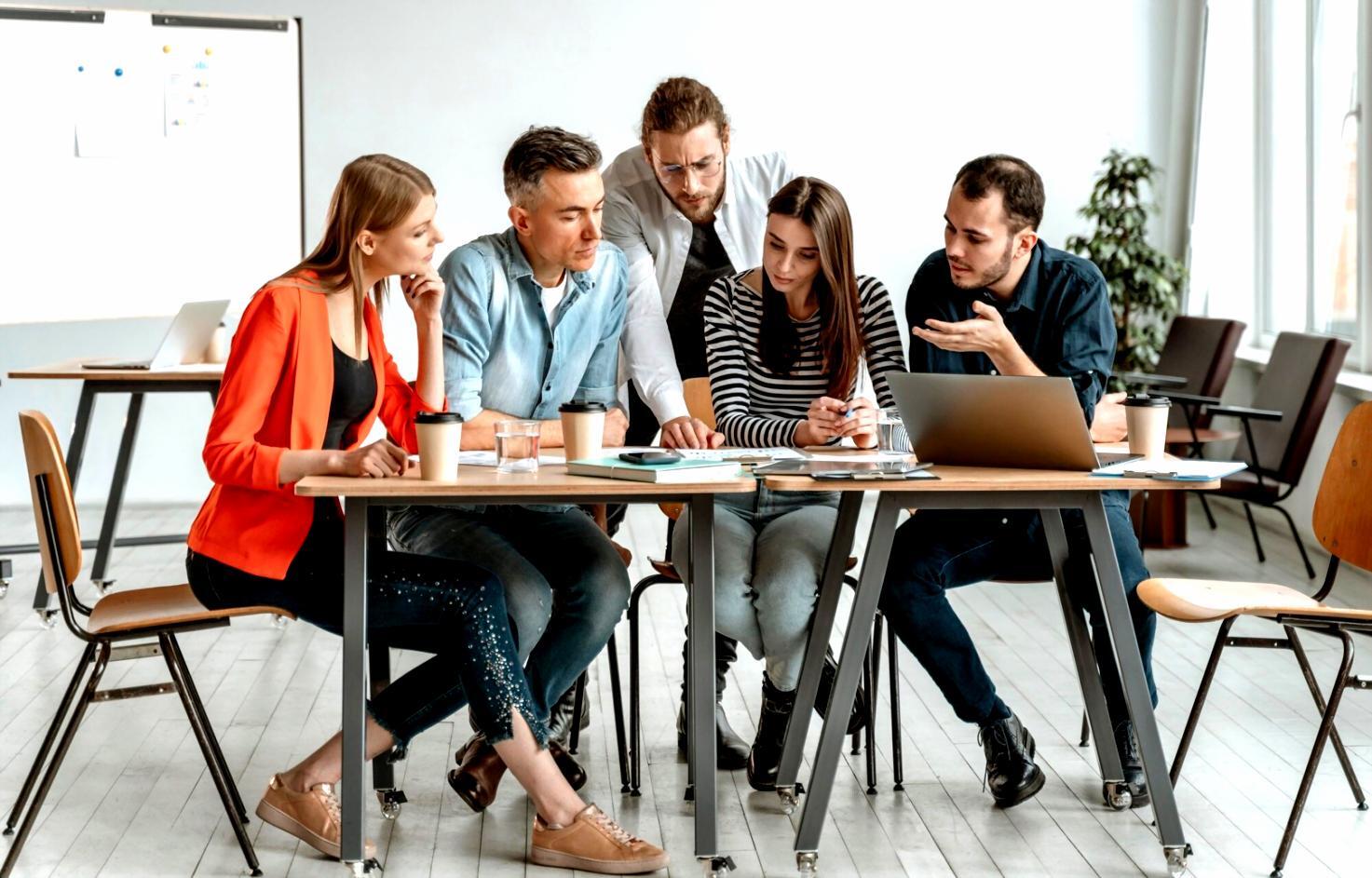 Unternehmerin plant Finanzen am Schreibtisch